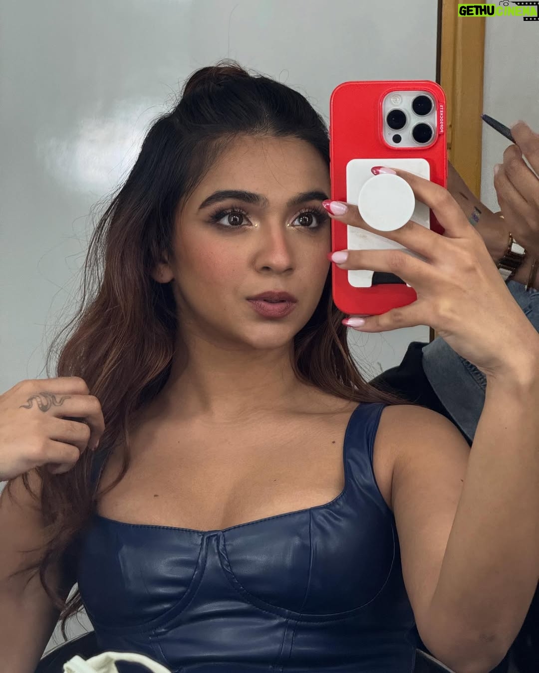 Apoorva - 1.8 Million Likes - Kaleshi aurat ;)
love this song @xo_sujeet ♥️