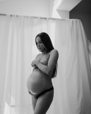 Arabella Drummond Instagram - 📸 pics at 37 weeks ( 2) 💖 thank you @ameliaallenphotography for coming to my building site of a home to take pics of me and thank you @sophiemprod for organising the sweetest shoot of my bump 🥰 #fullterm