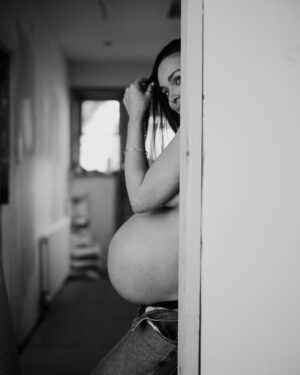 Arabella Drummond Instagram - 📸 pics at 37 weeks ( 2) 💖 thank you @ameliaallenphotography for coming to my building site of a home to take pics of me and thank you @sophiemprod for organising the sweetest shoot of my bump 🥰 #fullterm