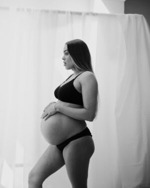 Arabella Drummond Instagram - 📸 pics at 37 weeks ( 2) 💖 thank you @ameliaallenphotography for coming to my building site of a home to take pics of me and thank you @sophiemprod for organising the sweetest shoot of my bump 🥰 #fullterm