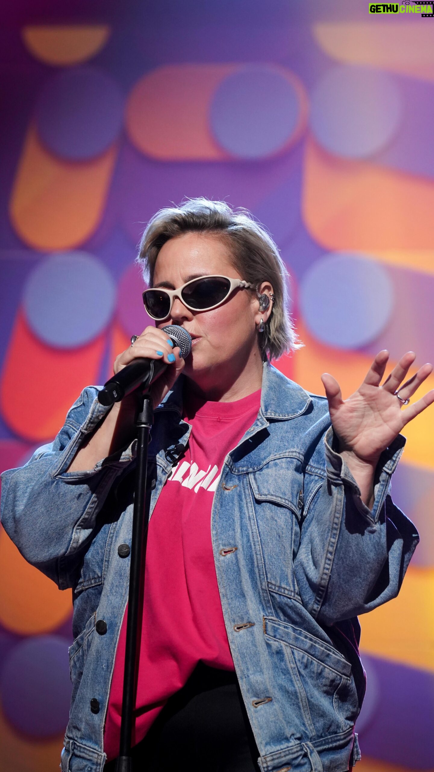 Ariane Moffatt - 674 Likes - 🎶 « Combattre le feu par le jeu » 🎶 @moffattariane chante JOUER, accompagnée de:
🎤 @carmellegauvin et @virginiecumminscomplet
🎹 Guillaume Guilbault
🥁🎹 @lestwentyninesmusic
#bonsoirbonsoir