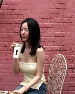Arlena Chang Instagram - It’s not your fault I had to leave🎧🚶‍♀️