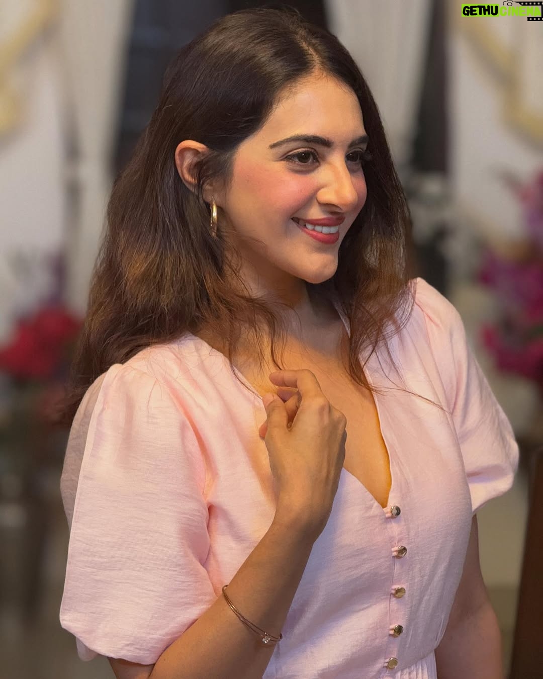 Arshin Mehta - 1.6K Likes - Happy Birthday to me post🌸✨🥰…🎂
A lot more pics and videos coming up🥰
#birthdayweek
#happybirthday #family #home