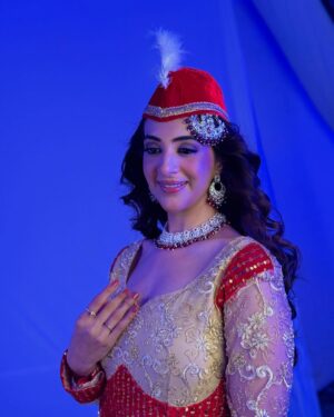 Arshin Mehta Instagram - Anarkalis’s legacy lives on through art and fashion. 🪕🎭🎬

#behindthescenes #anarkali #retrolook #salimanarkali  #shootingadventure #salimanarkali #digitalcreator #digitalad #anarkalisalimlovestory
P.c @shubhamm_gargg
