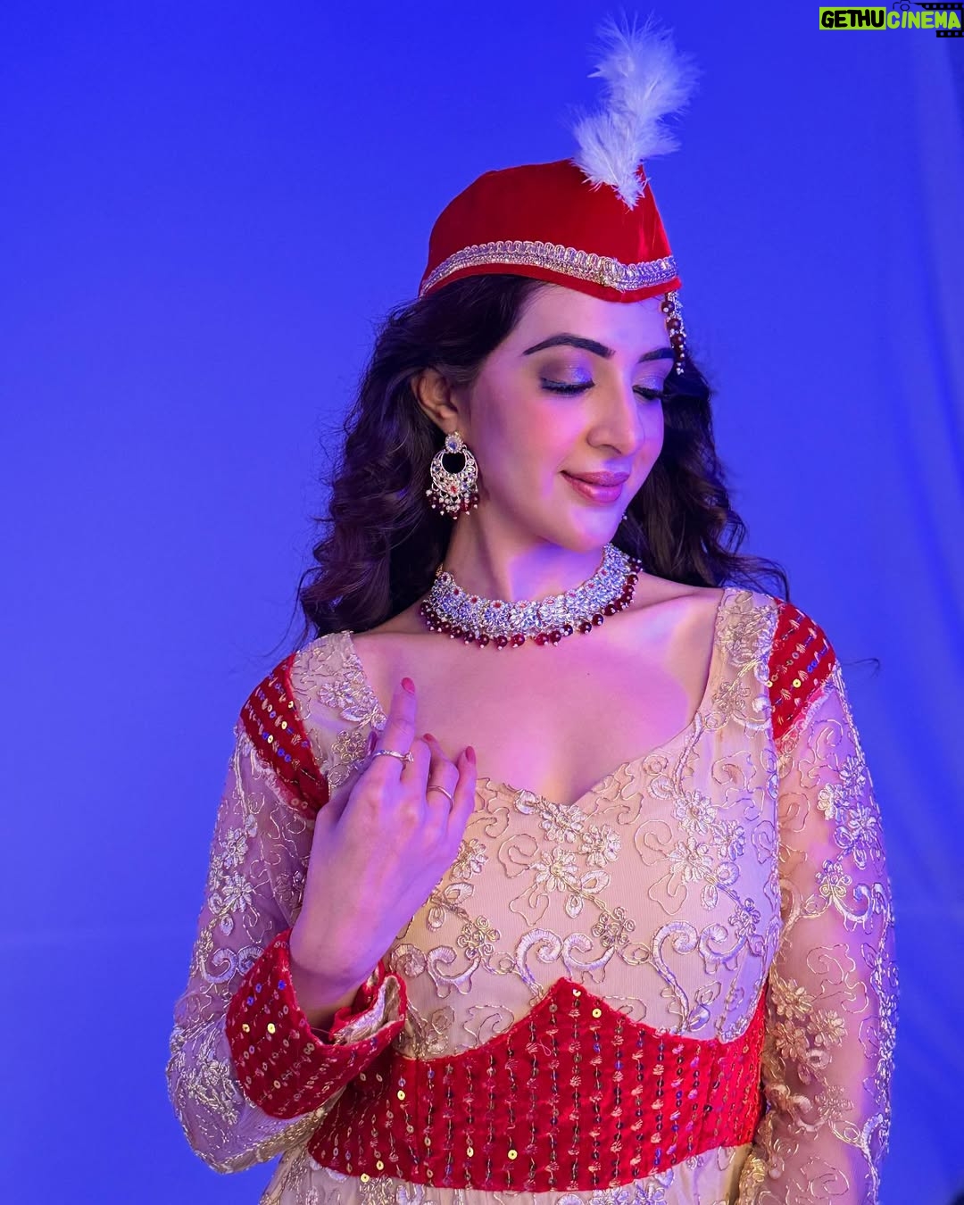 Arshin Mehta - 759 Likes - Anarkalis’s legacy lives on through art and fashion. 🪕🎭🎬
#behindthescenes #anarkali #retrolook #salimanarkali #shootingadventure #salimanarkali #digitalcreator #digitalad #anarkalisalimlovestory
P.c @shubhamm_gargg