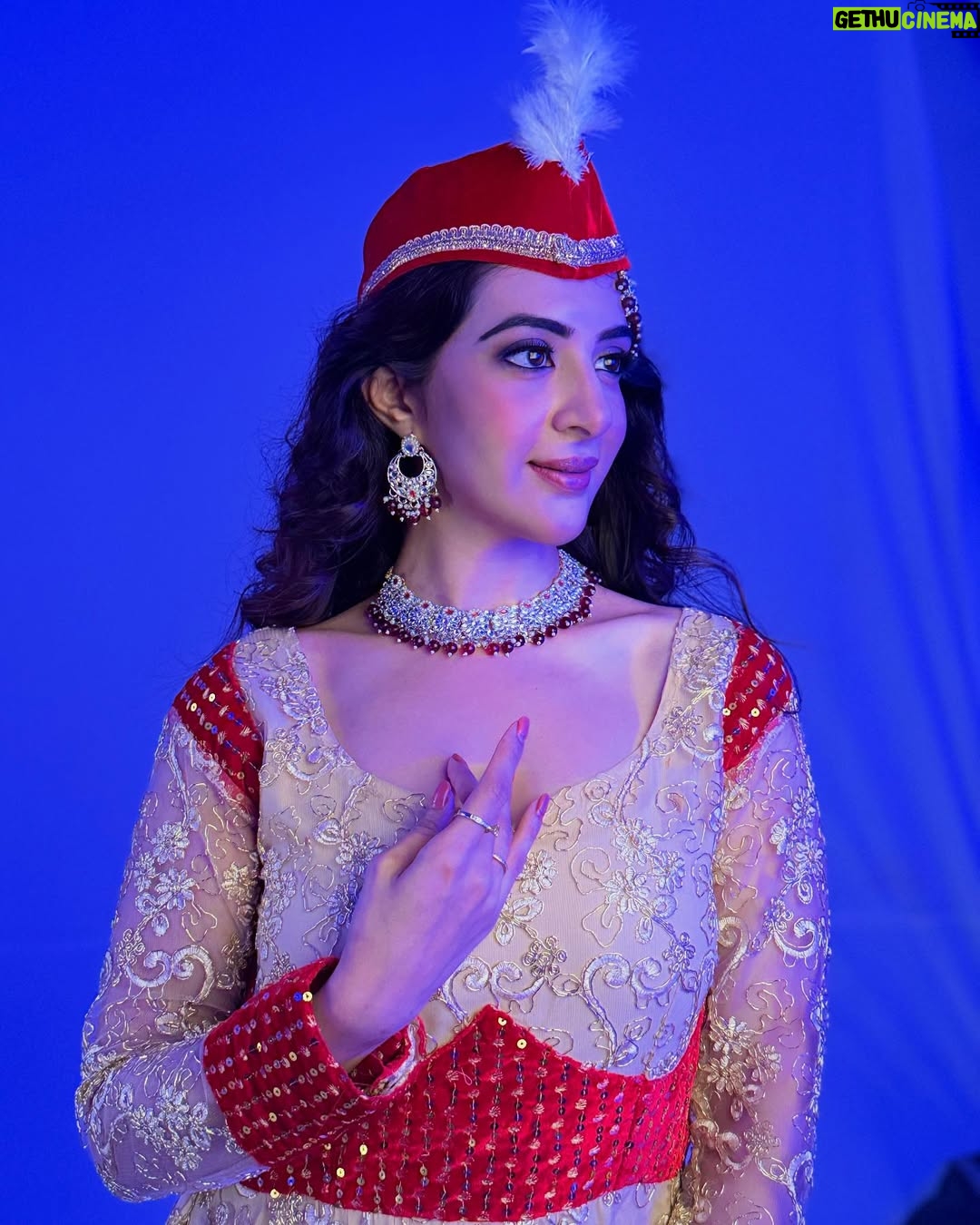 Arshin Mehta - 759 Likes - Anarkalis’s legacy lives on through art and fashion. 🪕🎭🎬
#behindthescenes #anarkali #retrolook #salimanarkali #shootingadventure #salimanarkali #digitalcreator #digitalad #anarkalisalimlovestory
P.c @shubhamm_gargg