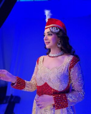Arshin Mehta Instagram - Anarkalis’s legacy lives on through art and fashion. 🪕🎭🎬

#behindthescenes #anarkali #retrolook #salimanarkali  #shootingadventure #salimanarkali #digitalcreator #digitalad #anarkalisalimlovestory
P.c @shubhamm_gargg
