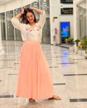 Arshin Mehta Instagram - Embracing the summer state of mind 🌞 
P.c @shreyaas_b 

#summervibes☀️ #punecity #workandtravel #avatarmeherbaba #play #pune #summerinthecity