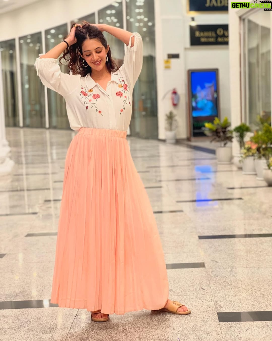 Arshin Mehta - 1.2K Likes - Embracing the summer state of mind 🌞
P.c @shreyaas_b
#summervibes☀️ #punecity #workandtravel #avatarmeherbaba #play #pune #summerinthecity