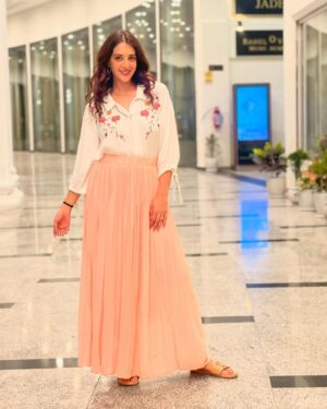Arshin Mehta Instagram - Embracing the summer state of mind 🌞 
P.c @shreyaas_b 

#summervibes☀️ #punecity #workandtravel #avatarmeherbaba #play #pune #summerinthecity
