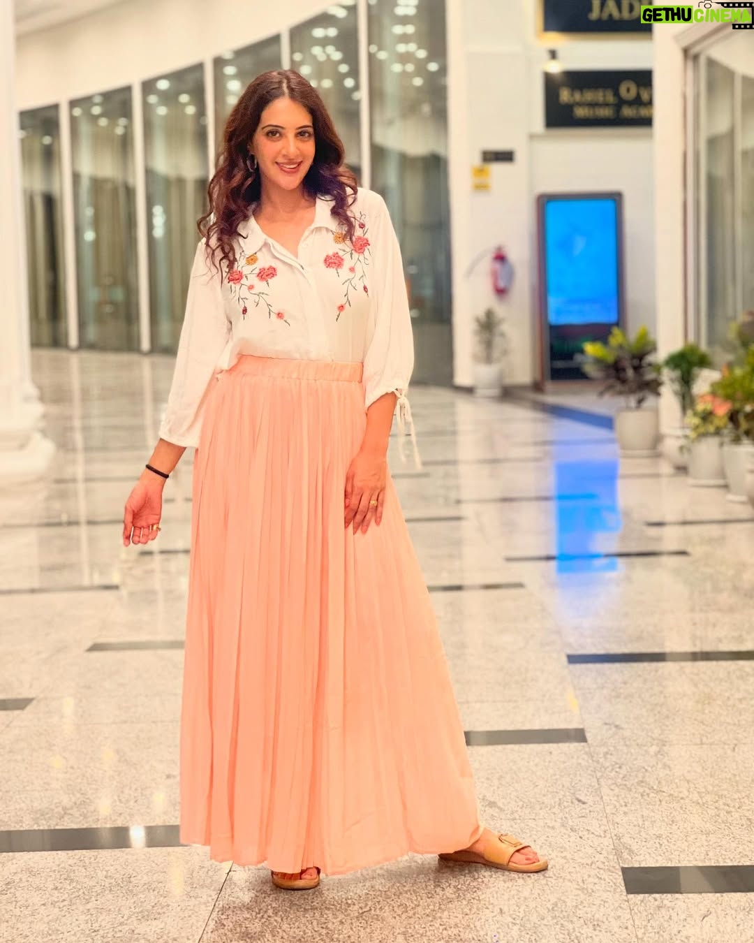 Arshin Mehta - 1.2K Likes - Embracing the summer state of mind 🌞
P.c @shreyaas_b
#summervibes☀️ #punecity #workandtravel #avatarmeherbaba #play #pune #summerinthecity
