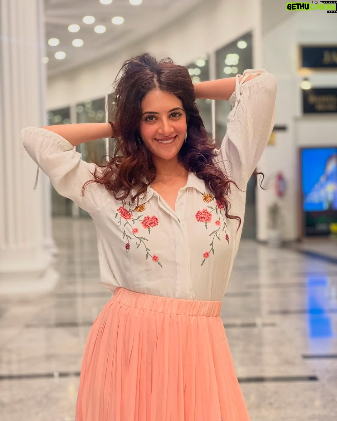 Arshin Mehta - 1.2K Likes - Embracing the summer state of mind 🌞
P.c @shreyaas_b
#summervibes☀️ #punecity #workandtravel #avatarmeherbaba #play #pune #summerinthecity