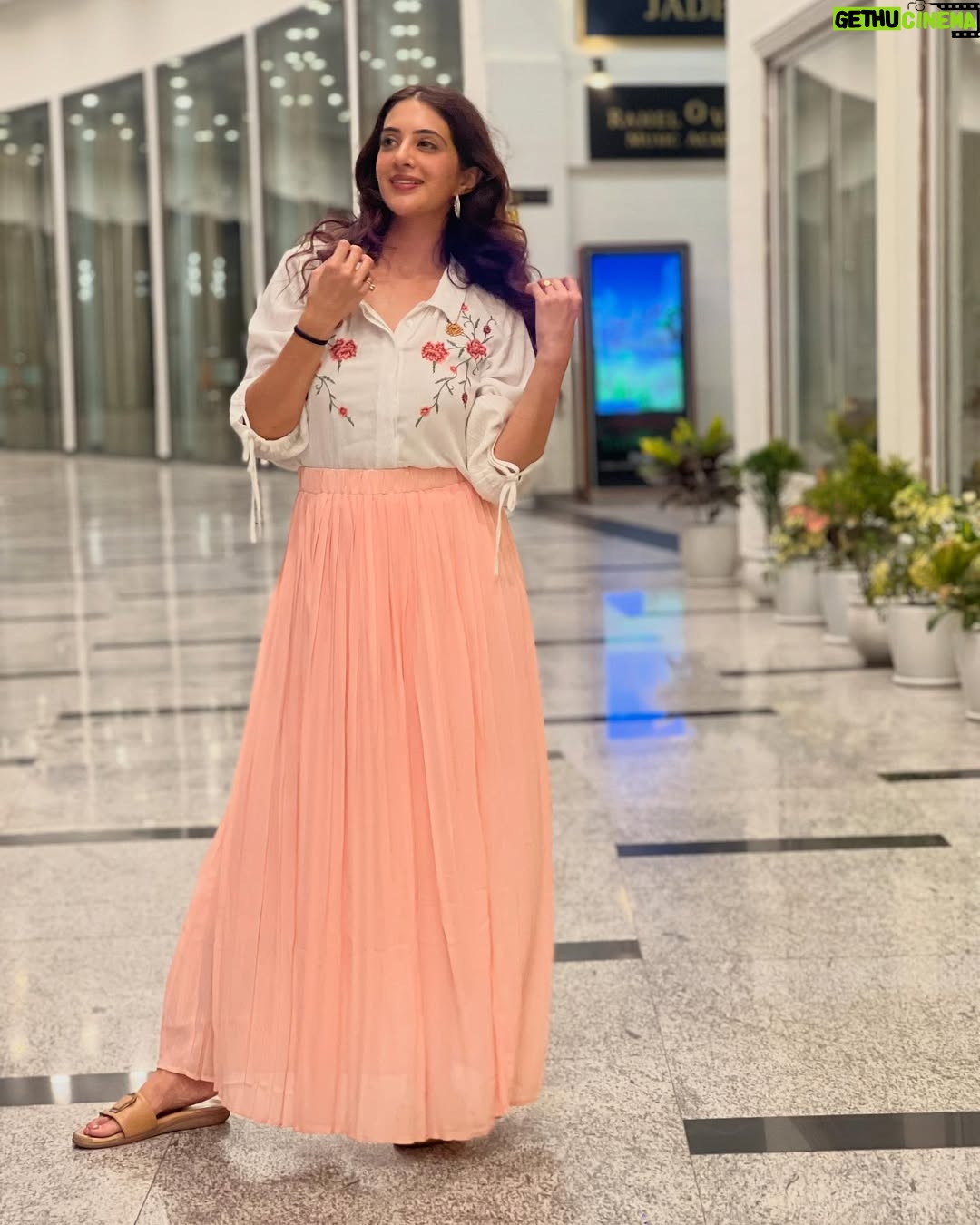 Arshin Mehta - 1.2K Likes - Embracing the summer state of mind 🌞
P.c @shreyaas_b
#summervibes☀️ #punecity #workandtravel #avatarmeherbaba #play #pune #summerinthecity