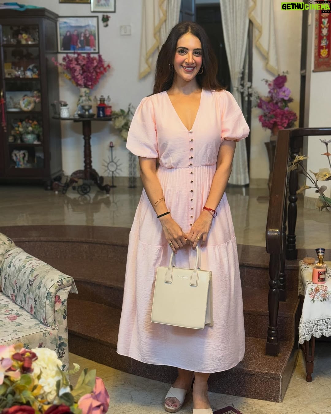 Arshin Mehta - 1.6K Likes - Happy Birthday to me post🌸✨🥰…🎂
A lot more pics and videos coming up🥰
#birthdayweek
#happybirthday #family #home