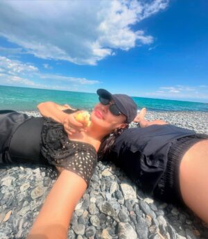 Asha Matai Instagram - Осы жаздың хит демалыс орны-Алакөл!✌️😎
Достарымызбен бала-шағамызды алып, шұбырып келдік. Қайнап тұрған ыстық күнде мөп-мөлдір суға шомылып жүрміз, Аллаға шүкір.
Ақши жағындағы Алакөлімізде тастарды басып жүру арқылы массаж қабылдағанымызға мәзбіз, оған қоса 500 теңгемізді төлеп көлдің жағасындағы моншаға кіріп анда-санда терлеп аламыз)) 
Обшым, әдемі компаниямен рахатизм демалыс болып жатыр..👍 #АшаМатай #Қазақстан