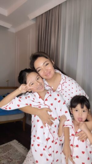 Asha Matai Instagram - Өзімізше трендтен қалыспай, пупсиктермен түсірген видеомызға қолдау күтеміз)🥰
Рақмет!