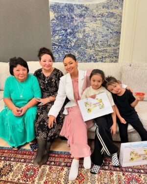 Asha Matai Instagram - Алма деген тәтті қыздың кіндік шешесі болып тағайындалдым! Тұрсен жездем мен Баян тәтем біраз ойланып, қабылдаған шешімдері екен) Баланың мінез-құлқы, жүріс-тұрысы, ақылы, адамгершілігі, еңбекқорлығы Кіндік шешеге тартады деген түсінік бар. Саған ұқсаса, жаман болмайды, дейді🥰 Мен үшін, бұл үлкен қуаныш, абырой, Аллаға шүкір! Көпбалалы анамын, енді менің 6 қызым бар!❤️ #АлагузоваАлмаТурсенгалиевна 
#АлмаҚырқынанШығару 

Ля хауля уа ляя куввата илляя билляях🫶🏼