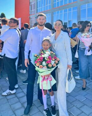 Asha Matai Instagram - Шырылдаған тыным алмай,
Қоңыраудын үні қандай,
Мақсатына жетеме адам,
Оқу оқып білім алмай.

1 қыркүйек- білім күні, құтты болсын!🎊📖🖊️ 
#АсылымАрмақызы❤️