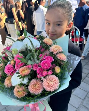 Asha Matai Instagram - Шырылдаған тыным алмай,
Қоңыраудын үні қандай,
Мақсатына жетеме адам,
Оқу оқып білім алмай.

1 қыркүйек- білім күні, құтты болсын!🎊📖🖊️ 
#АсылымАрмақызы❤️