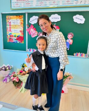 Asha Matai Instagram - Шырылдаған тыным алмай,
Қоңыраудын үні қандай,
Мақсатына жетеме адам,
Оқу оқып білім алмай.

1 қыркүйек- білім күні, құтты болсын!🎊📖🖊️ 
#АсылымАрмақызы❤️
