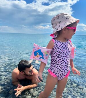Asha Matai Instagram - Осы жаздың хит демалыс орны-Алакөл!✌️😎
Достарымызбен бала-шағамызды алып, шұбырып келдік. Қайнап тұрған ыстық күнде мөп-мөлдір суға шомылып жүрміз, Аллаға шүкір.
Ақши жағындағы Алакөлімізде тастарды басып жүру арқылы массаж қабылдағанымызға мәзбіз, оған қоса 500 теңгемізді төлеп көлдің жағасындағы моншаға кіріп анда-санда терлеп аламыз)) 
Обшым, әдемі компаниямен рахатизм демалыс болып жатыр..👍 #АшаМатай #Қазақстан