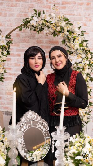 Asha Mehrabi Instagram - آشا محرابی اومد، آشپزخونه‌مون شد صحنه‌ی یه عالمه اتفاق باحال!
از شوخی و خنده بگیر تا یه غذای خوشمزه که بسیار لذتبخش بود. 
با آشا جون حرف زدیم، خندیدیم، آشپزی کردیم، بازی کردیم و تهش دلمون نمی‌خواست تموم شه…
قسمت پنجم، یه خوشمزه‌ی تمام‌عیار با طعم رفاقت و بازی و خنده!
🌺
فیلم کامل رو در کانال یوتیوب که در بیو هست میتونین ببینین ☘️
#آشا_محرابی #خوشمزه_شو #قسمت_پنجم #نالینو#خنده_خوشمزه_خاطره #همه_چی_با_هم