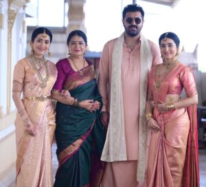 Ashwithi Shetty Instagram - 🧿❤️ Family comes first no matter what . Papa miss you in this picture 🧿❤️
Papa you might not be with us physically but you are our guiding Angel 🥹❤️
.
.
Pc @athul_capture