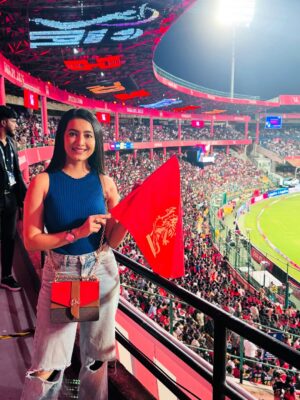Ashwithi Shetty Instagram - Henge Naavu 😉❤️🧿 whattta match . Whatta win 🏆 
Watched the match alone and met some amazing people .
RCB vs RR😇 24/4/25