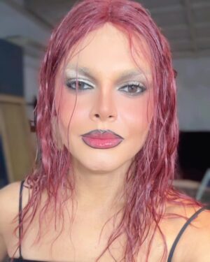 Assucena Assucena Instagram - Ela tá ruiva! Vermelhinha total 🌹
Oq vcs acharam??? 👀🫣
Tou aprontando com uma galera babado: @papelariainstagram @paschoalrodriguez @miguelcuenca & @_andremattos 💅🏼