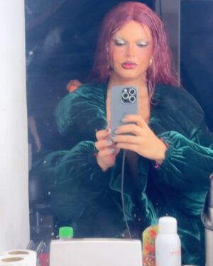 Assucena Assucena Instagram - Ela tá ruiva! Vermelhinha total 🌹
Oq vcs acharam??? 👀🫣
Tou aprontando com uma galera babado: @papelariainstagram @paschoalrodriguez @miguelcuenca & @_andremattos 💅🏼