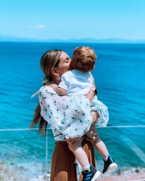 Athina Oikonomakou Instagram - Χαρά μου, ζωή μου, αντράκο μου, Μαξιμάκο μου♥️🥹
7 χρόνια από τη μέρα που η ζωή μου άλλαξε για πάντα..
7 χρόνια από τη στιγμή που σε κράτησα στην αγκαλιά μου και ένιωσα αγάπη όπως ποτέ ξανά. Κάθε μέρα μαζί σου είναι ένα δώρο, μια περιπέτεια, μια υπενθύμιση του πόσο ευλογημένη είμαι που είμαι η μαμά σου🙏🏼 Χρόνια πολλά πλάσμα μου υπέροχο🎂🎉🎁! Είσαι το φως που γεμίζει τις μέρες μου και η αγάπη που δεν χωράει σε λέξεις. Σε λατρεύω!!