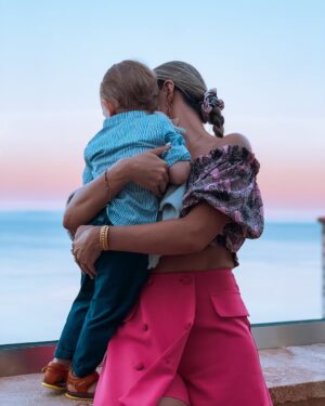 Athina Oikonomakou Instagram - Χαρά μου, ζωή μου, αντράκο μου, Μαξιμάκο μου♥️🥹
7 χρόνια από τη μέρα που η ζωή μου άλλαξε για πάντα..
7 χρόνια από τη στιγμή που σε κράτησα στην αγκαλιά μου και ένιωσα αγάπη όπως ποτέ ξανά. Κάθε μέρα μαζί σου είναι ένα δώρο, μια περιπέτεια, μια υπενθύμιση του πόσο ευλογημένη είμαι που είμαι η μαμά σου🙏🏼 Χρόνια πολλά πλάσμα μου υπέροχο🎂🎉🎁! Είσαι το φως που γεμίζει τις μέρες μου και η αγάπη που δεν χωράει σε λέξεις. Σε λατρεύω!!