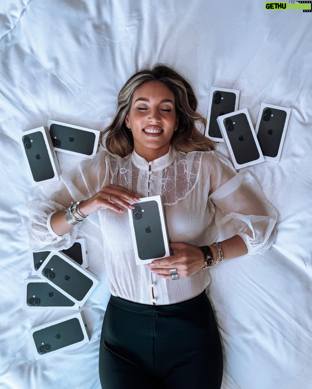 Athina Oikonomakou - 91.3K Likes - ⭐️HUGE GIVEAWAY⭐️
10 iPhone 16 ΚΑΙ ΟΧΙ ΜΟΝΟ μπορούν να γίνουν δικά σου. Μαζί με την @katsafadou και την @lavieenrose_gr αποφασίσαμε να δώσουμε την ευκαιρία σε 10 από εσάς να κερδίσετε από ένα iPhone 16 και σε άλλους 20 από εσάς να κερδίσετε ένα οποιοδήποτε προϊόν θέλετε από την La vie en rose! Ναι καλά διαβάζετε, 30 τυχεροί με πολύ απλά βήματα!
1. Like στο post
2. Follow εμένα, την @katsafadou και την @lavieenrose_gr
Μην παραλείψετε κανένα βήμα και φυσικά, ταγκαρετε όσους φίλους θέλετε!
Ο διαγωνισμός θα διαρκέσει 4 μέρες και η κλήρωση για τους τυχερούς θα γίνει μέσω πιστοποιημένης εφαρμογής!
Καλή επιτυχία σε όλους ♥️
Ο ΔΙΑΓΩΝΙΣΜΟΣ ΕΧΕΙ ΛΗΞΕΙ