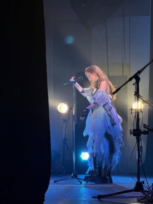 Aya Hirano Instagram - AYA HIRANO LIVE TOUR 2025
-evolutions-
⁡
開幕しました‼️
昨日東京公演初日を盛り上げてくれた皆さん、
ありがとうございました✨✨✨
⁡
11年ぶりの新曲「evolutions」
そして、ENOZの新曲 「Chasingdestiny」など、
初お披露目の緊張を久しぶりに味わいました🫧
⁡
「evolutions」は、
ライブで皆さんと共に育てていきたい楽曲です。
末長く愛していただけますように。
⁡
⁡
まずは綾カメラ写真📷
⁡
⁡
#evolutionsTOUR2025
#evolutions