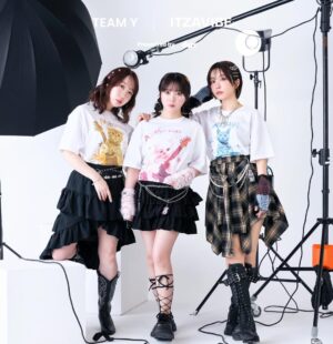 Ayasa Ito Instagram - チームY × ITZAVIBE発売開始🔥🐈‍⬛

声優である「佐々木未来（ささきみこい）・伊藤彩沙（いとうあやさ）・愛美（あいみ）」による声優ユニット「チームY」と、猫がアイコニックな韓国ブランド「ITZAVIBE（イッザバイブ）」のコレボレーションアイテムが発売！

アイテムは、チームYが声優はもちろん歌やバンド活動も行っていることから、楽器を演奏した猫がプリントされたITZAVIBEコラボレーションならではのデザインとなっています✨

◾️発売期間◾️
3/24 18:00 ~ 4/7 17:59
__________

🔎購入ページ
https://www.sixty-percent.com/collaborations/202503-teamy-itzavibe_cl

__________

#ITZAVIBE #チームy #シックスティーパーセント