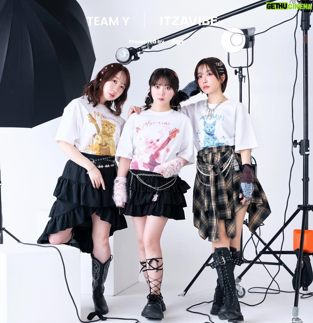Ayasa Ito - 5.3K Likes - チームY × ITZAVIBE発売開始🔥🐈⬛
声優である「佐々木未来(ささきみこい)・伊藤彩沙(いとうあやさ)・愛美(あいみ)」による声優ユニット「チームY」と、猫がアイコニックな韓国ブランド「ITZAVIBE(イッザバイブ)」のコレボレーションアイテムが発売!
アイテムは、チームYが声優はもちろん歌やバンド活動も行っていることから、楽器を演奏した猫がプリントされたITZAVIBEコラボレーションならではのデザインとなっています✨
◾️発売期間◾️
3/24 18:00 ~ 4/7 17:59
__________
🔎購入ページ
https://www.sixty-percent.com/collaborations/202503-teamy-itzavibe_cl
__________
#ITZAVIBE #チームy #シックスティーパーセント