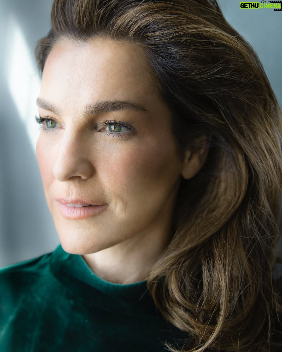 Ayelet Zurer - 3.1K Likes - Thanks to Tony who never fails to snap a moment and Yaniv for makeup and hair that comes with love and @yitzug_1 for taking care of me. Always.🙏🏻
@yedioth @yanivkatzav #tonyduran @rotemizak