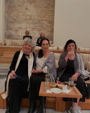 Ayşenil Şamlıoğlu Instagram - Biricik Murathan Mungan için olanca sevgimizle bir araya  geldik,onun şiirleri,hikayeleri,romanları,oyunları,şarkılarıyla ona seslendiğimiz bir gece oldu.3. Kez Geyikler Lanetler-Cudana ile karşısında olmaktan büyük mutluluk ve gurur duydum.İyi ki varsın cümlesi ona ne çok yakışıyor.♥️🧿