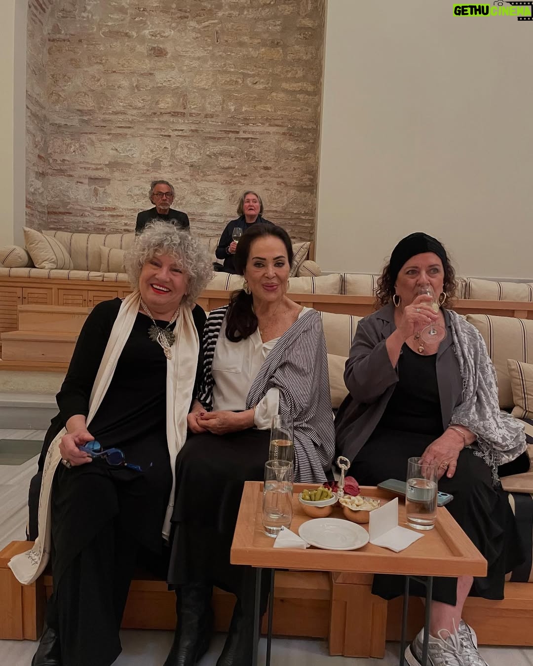 Ayşenil Şamlıoğlu - 6.8K Likes - Biricik Murathan Mungan için olanca sevgimizle bir araya geldik,onun şiirleri,hikayeleri,romanları,oyunları,şarkılarıyla ona seslendiğimiz bir gece oldu.3. Kez Geyikler Lanetler-Cudana ile karşısında olmaktan büyük mutluluk ve gurur duydum.İyi ki varsın cümlesi ona ne çok yakışıyor.♥️🧿
