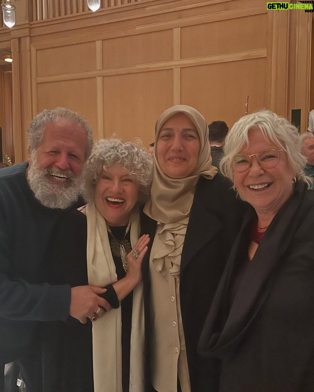 Ayşenil Şamlıoğlu - 6.8K Likes - Biricik Murathan Mungan için olanca sevgimizle bir araya geldik,onun şiirleri,hikayeleri,romanları,oyunları,şarkılarıyla ona seslendiğimiz bir gece oldu.3. Kez Geyikler Lanetler-Cudana ile karşısında olmaktan büyük mutluluk ve gurur duydum.İyi ki varsın cümlesi ona ne çok yakışıyor.♥️🧿