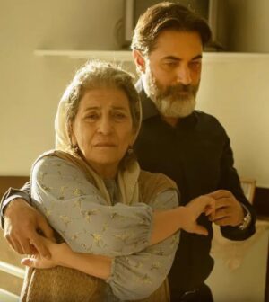 Azadeh Samadi Instagram - آیدا و ارسلان عزیز کیف می‌کنم از ماحصل تلاش‌های تیم دو نفره‌تون؛ 
اینکه در تمام این سالها آهسته و پیوسته و پرتلاش سعی کردید سلیقه خودتون رو بسازید و مقهور جریان‌های رایج نشدید.
«در انتهای شب» بهترین سریالیه که من در این سال‌ها دیدم و با علاقه پیگیری می‌کنم.
آیداجان به عنوان یک زن به تو و هنرت افتخار می‌کنم. همه ما می‌دونیم که در این حرفه با چه مصائبی به عنوان کارگردان و نویسنده زن مواجه هستی و از اینکه انقدر جسورانه پای ایده‌ها و افکار و ذائقه درستت ایستاده‌ای و انقدر با جزئیات، لحظات قابل باوری رو برامون به تصویر کشیدی، ممنونم ازت؛ بسیار متشکرم که سراغ چهره‌هایی برای نقش‌هایت رفته‌‌ای که کمتر کسی به علت واهی «خیلی شناخته نبودن» جسارتش را دارد. عزیزان هنرمند و صاحب‌نظری مانند علیرضا داوودنژاد، احترام برومند، سیامک صفری و…؛ 
امید که سلیقه اکثریت مردم  و صاحبان و اهالی سینما و پلتفرم‌ها هم بیش از این تغییر کنه و کمتر استدلال‌هایی مثل «مخاطب‌پسند نیست»، «بفروش نیست» و… را در توجیه تولید نکردن آثار فکور و شریف بشنویم. 
من حداقل در مورد سینما که شالوده‌ی صنعت و هنره، این رو خوب می‌دونم که هنرمندان صاحب تفکری مانند داریوش مهرجویی، عباس کیارستمی، ناصر تقوایی، بهمن فرمان‌آرا، فرخ غفاری و…. با تولیداتشون سلایق بسیاری رو تغییر دادند و درست نمی‌دونم چطور و از چه زمانی به این نقطه رسیدیم که به عنوان هنرمند و اهل فرهنگ و ادب، وظیفه‌مون شد طبق سلیقه‌ی مخاطبی خیالی با ذائقه‌ای سخیف، تولید محتوا کنیم. مخاطبین واقعی اتفاقا با دسترسی به آثار روز دنیا و گنجینه هنر سینما در جهان، سلیقه‌شان بسیار ارتقا پیدا کرده و تشنه‌ی آثار خوب و مرغوبند. 
برای من اصرار صاحبان صنعت سینما و سریال‌سازی بر سلیقه سطح پایین مخاطب، بسیار غیرقابل باوره و فکر می‌کنم در این سال‌ها آثار برای سلیقه صرفا تعدادی محدود از مخاطبین و در سطح پایین در حال تولیده و شمار زیادی از مخاطبانِ همیشه فهیم ایرانی ناچارند برای رفع عطش و برآورده شدن نیازهای هنری و فرهنگی‌شون در سینما و سریال‌های جهانی دنبال سیراب شدن بگردند. 
سریال «در انتهای شب» تو و سریال روانشناختی و خوب «افعی» و توفیقی که در میان مخاطبان پیدا کرده‌اند، نشان داد که اتفاقا سلیقه‌ی مخاطب ایرانی، پاکیزه و شریف است فقط چیزی برای رفع نیازشان تولید نمی‌شود. برای تو و ارسلان عزیز، سینما و نگاه باکیفیتتان و ادامه مسیر هنری‌تان، آرزوی بهترین‌ها را دارم. 

آزاده