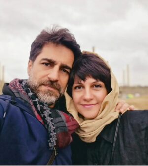 Azadeh Samadi Instagram - آیدا و ارسلان عزیز کیف می‌کنم از ماحصل تلاش‌های تیم دو نفره‌تون؛ 
اینکه در تمام این سالها آهسته و پیوسته و پرتلاش سعی کردید سلیقه خودتون رو بسازید و مقهور جریان‌های رایج نشدید.
«در انتهای شب» بهترین سریالیه که من در این سال‌ها دیدم و با علاقه پیگیری می‌کنم.
آیداجان به عنوان یک زن به تو و هنرت افتخار می‌کنم. همه ما می‌دونیم که در این حرفه با چه مصائبی به عنوان کارگردان و نویسنده زن مواجه هستی و از اینکه انقدر جسورانه پای ایده‌ها و افکار و ذائقه درستت ایستاده‌ای و انقدر با جزئیات، لحظات قابل باوری رو برامون به تصویر کشیدی، ممنونم ازت؛ بسیار متشکرم که سراغ چهره‌هایی برای نقش‌هایت رفته‌‌ای که کمتر کسی به علت واهی «خیلی شناخته نبودن» جسارتش را دارد. عزیزان هنرمند و صاحب‌نظری مانند علیرضا داوودنژاد، احترام برومند، سیامک صفری و…؛ 
امید که سلیقه اکثریت مردم  و صاحبان و اهالی سینما و پلتفرم‌ها هم بیش از این تغییر کنه و کمتر استدلال‌هایی مثل «مخاطب‌پسند نیست»، «بفروش نیست» و… را در توجیه تولید نکردن آثار فکور و شریف بشنویم. 
من حداقل در مورد سینما که شالوده‌ی صنعت و هنره، این رو خوب می‌دونم که هنرمندان صاحب تفکری مانند داریوش مهرجویی، عباس کیارستمی، ناصر تقوایی، بهمن فرمان‌آرا، فرخ غفاری و…. با تولیداتشون سلایق بسیاری رو تغییر دادند و درست نمی‌دونم چطور و از چه زمانی به این نقطه رسیدیم که به عنوان هنرمند و اهل فرهنگ و ادب، وظیفه‌مون شد طبق سلیقه‌ی مخاطبی خیالی با ذائقه‌ای سخیف، تولید محتوا کنیم. مخاطبین واقعی اتفاقا با دسترسی به آثار روز دنیا و گنجینه هنر سینما در جهان، سلیقه‌شان بسیار ارتقا پیدا کرده و تشنه‌ی آثار خوب و مرغوبند. 
برای من اصرار صاحبان صنعت سینما و سریال‌سازی بر سلیقه سطح پایین مخاطب، بسیار غیرقابل باوره و فکر می‌کنم در این سال‌ها آثار برای سلیقه صرفا تعدادی محدود از مخاطبین و در سطح پایین در حال تولیده و شمار زیادی از مخاطبانِ همیشه فهیم ایرانی ناچارند برای رفع عطش و برآورده شدن نیازهای هنری و فرهنگی‌شون در سینما و سریال‌های جهانی دنبال سیراب شدن بگردند. 
سریال «در انتهای شب» تو و سریال روانشناختی و خوب «افعی» و توفیقی که در میان مخاطبان پیدا کرده‌اند، نشان داد که اتفاقا سلیقه‌ی مخاطب ایرانی، پاکیزه و شریف است فقط چیزی برای رفع نیازشان تولید نمی‌شود. برای تو و ارسلان عزیز، سینما و نگاه باکیفیتتان و ادامه مسیر هنری‌تان، آرزوی بهترین‌ها را دارم. 

آزاده