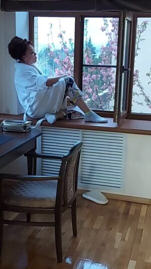 Aziza Instagram - Счастье-это, когда Бог разбудил тебя утром и подарил Новый день #любовь #бог #новыйдень #цветы