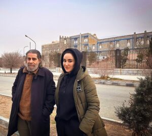 Bahareh Afshari Instagram - در یک همزمانی عجیب بعد از حدود ۱۸ سال از #او یک فرشته بود  در شروع ماه رمضان من و شما دوباره به هم رسیدیم ….
در پروژه ایی که قرار نبود اما شد…لابه لای کارها و روزهایی که دیگر مرا به شوق نمی آورند حضور شما برای من نوید بود…
و در ماجراجویی که فقط بین من و شماست و از قضا بی ارتباط با ماورا و جن و پری هم نیست…
و عجیب تر اینکه هرگز در این سالها نشده بود که حتی همدیگر رو ملاقات کنیم
این همزمانی و حضور مبارک شما بعد از سالها در کار مشترکمان رو به فال نیک میگیرم…ا
با نگاه کردن به عکس دوم یادم میماند که جهان بیرحم تر  از آنست که جدی گرفته شود اما گاهی باید صدایش را بشنوی  که  می خواهد شگفت زده ات کند…
#مرتضی_ضرابی