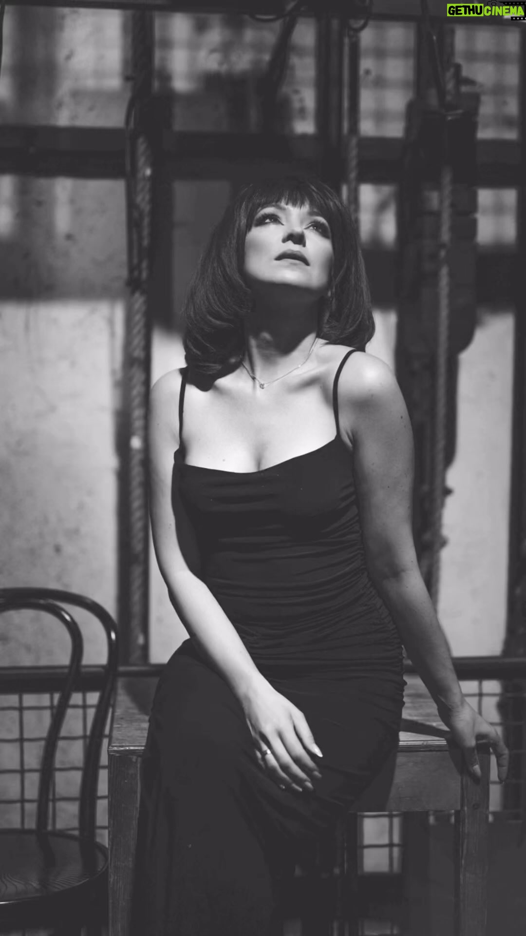 Barbara Kurdej-Szatan - 2.4K Likes - A ja czekam na Was!♥️
Zapraszam na „Kalina nie chce spać” - przeniesiemy się w czasie…♥️ posłuchacie pięknych dźwięków fortepianu wyczarowanych przez @piotrmania 🎶 i niezapomnianych utworów..♥️
A cała ta magia w @teatr_komedia na Małej Scenie🤍
Chodźcie.. na chwilę się zapomnieć :)))
Autorem zdjęć jest @marekzimakiewicz
#teatr #teatrkomedia #zapraszam #chwilawytchnienia #oderwaćsięodrzeczywistości #aktorka #pianista #muzyka #music #theatre