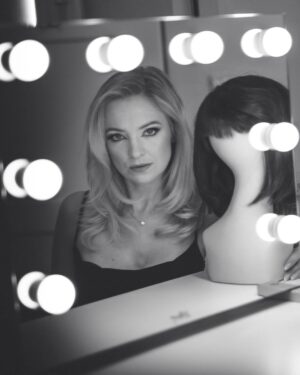 Barbara Kurdej-Szatan Instagram - Niezwykła aktorka, niezwykła historia i niezwykła podróż w czasie – a wszystko to na naszej Małej Scenie! 🎙
„Kalina nie chce spać”, czyli teatralno-muzyczny wieczór z piosenkami z repertuaru Kaliny Jędrusik w wykonaniu @kurdejszatan gramy już 14 i 15 maja, a potem w listopadzie ❤

🎫 Bilety na stronie! 
📸 @marekzimakiewicz 

#kalinaniechcespać #kalinajędrusik #kalina #barbarakurdejszatan #małascena #teatr #komedia #teatrkomedia #warszawa #żoliborz #niepoważninaserio