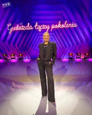 Barbara Kurdej-Szatan Instagram - Pełna uśmiechu @kurdejszatan zaprasza Was na wyjątkową podróż w czasie! 💕 Wspomnienia, hity i mnóstwo dobrej energii – tego nie możecie przegapić! 👌Kolejny odcinek „Cudownych Lat” już w niedzielę o 16:10 w TVP! Widzimy się przed tv 👀