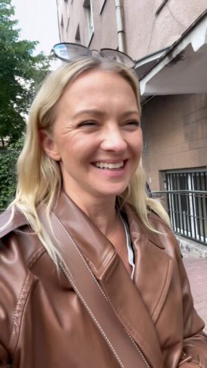 Barbara Kurdej-Szatan Instagram - Heeeeej Polacy!♥️ 

Pobijamy rekord frekwencyjny 18 maja? :) 
W końcu - wybieramy Prezydenta Polski!💪🏼 osobę, która będzie reprezentowała nas wszystkich na całym świecie! :) niech nas będzie jak najwięcej :)))

Jeśli nie możecie być w miejscu swojego zameldowania w niedzielę, wystarczy, że do czwartku 15 maja, pójdziecie do obojętnie jakiego urzędu gminy z dowodem osobistym i pobierzecie zaświadczenie o prawie do głosowania!✌🏼 z takim zaświadczeniem możecie głosować gdziekolwiek w całej Polsce💪🏼

A jeśli wiecie gdzie konkretnie chcecie zagłosować (poza miejscem swojego zameldowania) to możecie również złożyć wniosek o zmianę miejsca głosowania online✌🏼 na stronie: gov.pl :) 

Tak dla Waszej wiadomości…🫶🏼 ja już mam zaświadczenie :)

Do dzieła!💪🏼✌🏼♥️🤍

#wybory #wyboryprezydenckie #PrezydentPolski #wyborynaprezydenta #Prezydent #Polska #Polacy