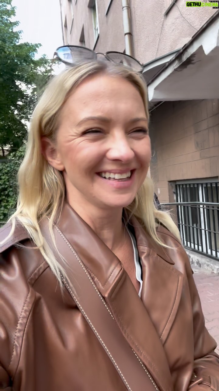 Barbara Kurdej-Szatan - 470 Likes - Heeeeej Polacy!♥️
Pobijamy rekord frekwencyjny 18 maja? :)
W końcu - wybieramy Prezydenta Polski!💪🏼 osobę, która będzie reprezentowała nas wszystkich na całym świecie! :) niech nas będzie jak najwięcej :)))
Jeśli nie możecie być w miejscu swojego zameldowania w niedzielę, wystarczy, że do czwartku 15 maja, pójdziecie do obojętnie jakiego urzędu gminy z dowodem osobistym i pobierzecie zaświadczenie o prawie do głosowania!✌🏼 z takim zaświadczeniem możecie głosować gdziekolwiek w całej Polsce💪🏼
A jeśli wiecie gdzie konkretnie chcecie zagłosować (poza miejscem swojego zameldowania) to możecie również złożyć wniosek o zmianę miejsca głosowania online✌🏼 na stronie: gov.pl :)
Tak dla Waszej wiadomości…🫶🏼 ja już mam zaświadczenie :)
Do dzieła!💪🏼✌🏼♥️🤍
#wybory #wyboryprezydenckie #PrezydentPolski #wyborynaprezydenta #Prezydent #Polska #Polacy