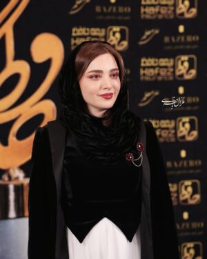 Behnoosh Tabatabaei Instagram - .
یادگاری از 
سومین مراسم تئاتر و موسیقی علی معلم ( تندیس حافظ)

#جشن_حافظ 

عکاسان : غزال باقری و یکتا پاشایی
@yekta_pashaei  @qazal_baqeri 🌹🌹

لباس : مهنوش_تیمورزاده 
@mahnoushteymourzadeh 🌹

اکسسوری: گالری_عقیق
 @aghigh.goldgallery🌹